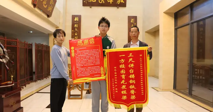 面对突发火灾，成都16岁少年挨家挨户敲门提醒