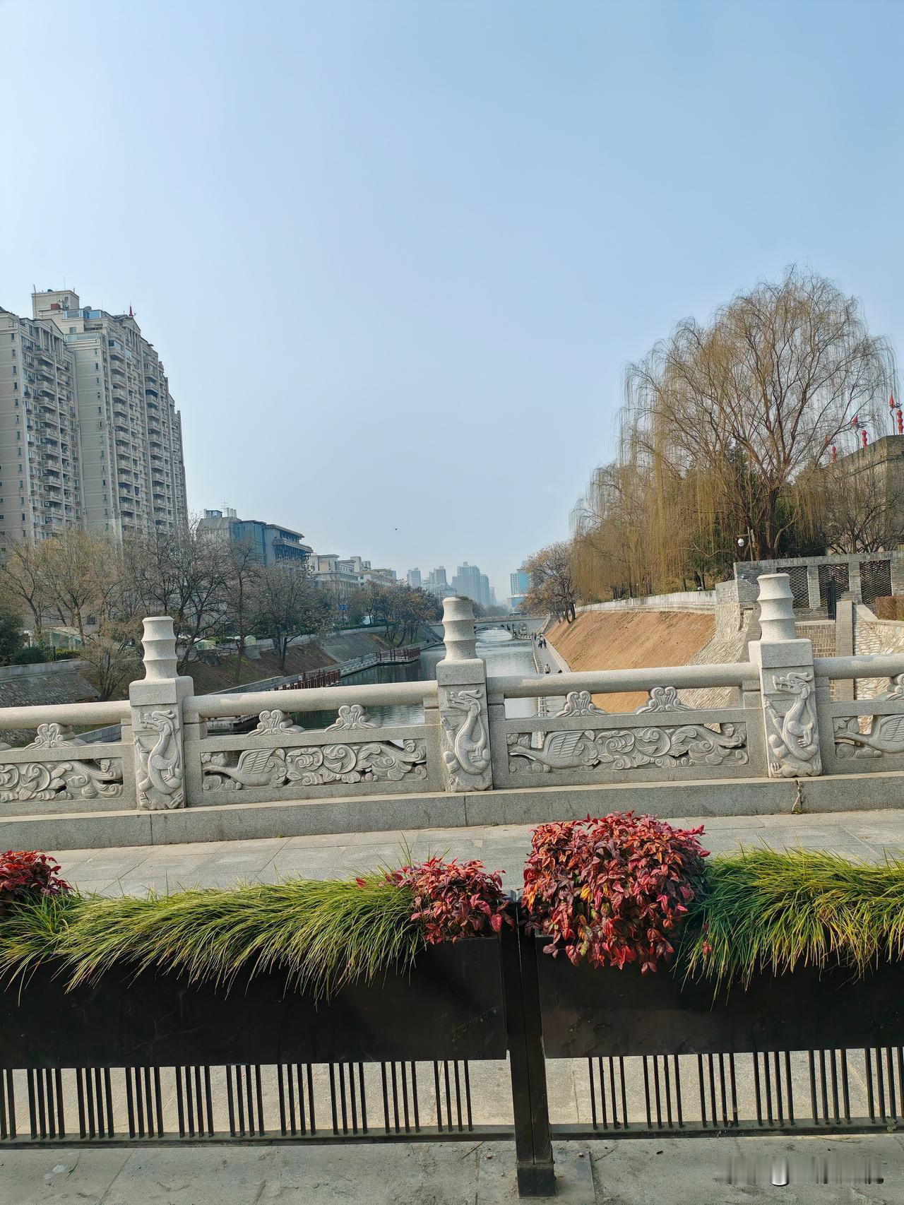 岁岁风调雨顺，请赐下联年年谷丰仓盈。
      岁岁是年年的另一种称谓，一个意