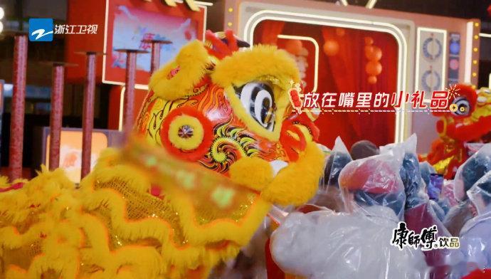 萧敬腾一出场雨就变大了  萧敬腾再现“雨神”风采，加康晚会现场雨势磅礴，他的表演