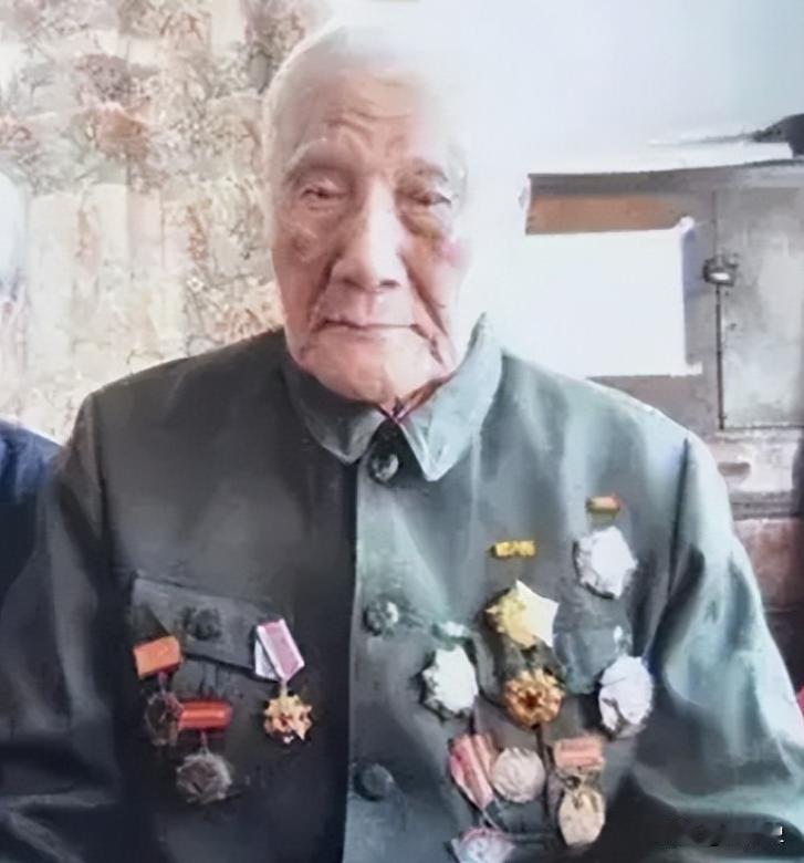 1945年，毛主席去重庆谈判时，中央派了六位高手保护他的安全，就是著名的“一虎二