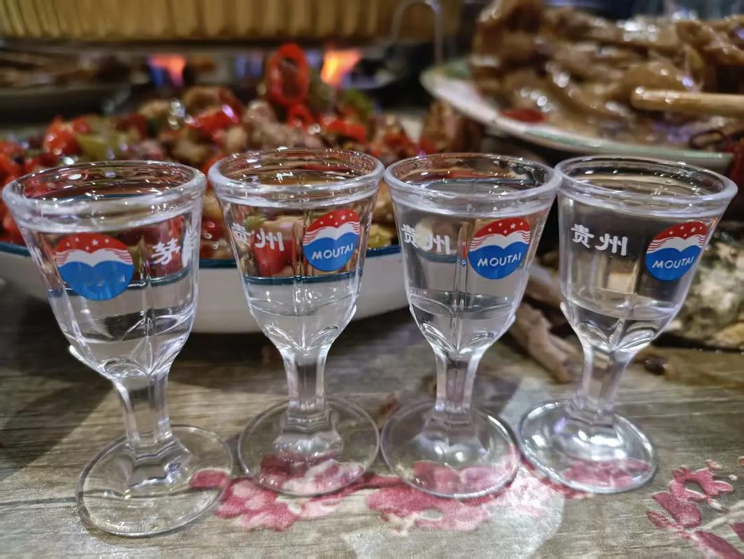 下联：斟上美酒酬宾朋。