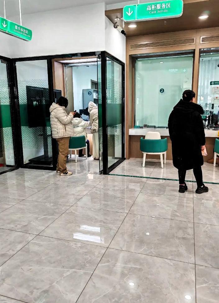 银行存款太反常！
存5年不如存3年，
35万到期越存越亏？

刚收拾完家务，婆婆