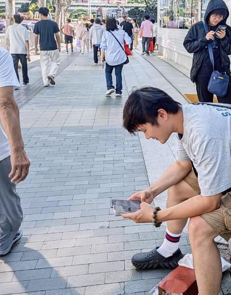 到底谁抢到了孙燕姿杭州场的票！大热天在东方明珠下面抱着两个手机抢！孙燕姿 孙燕姿