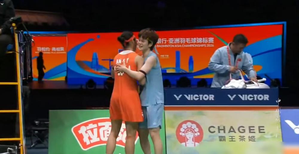 你敢信？鏖战100分钟！王祉怡拼到扶膝大口喘气，还是惜败安洗莹。
首局她右肩发