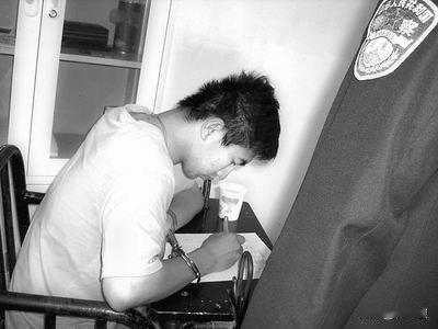 舌尖上的罪恶？事出福建，一李姓男子每每出外用餐，都怀装一小铁片，点餐吃罢，掏出小