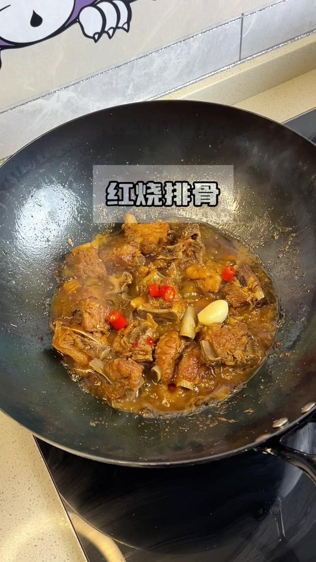 1️⃣冷水下锅，加入排骨料酒去腥。

2️⃣姜、桂皮、八角爆香，煎香炒干水分。