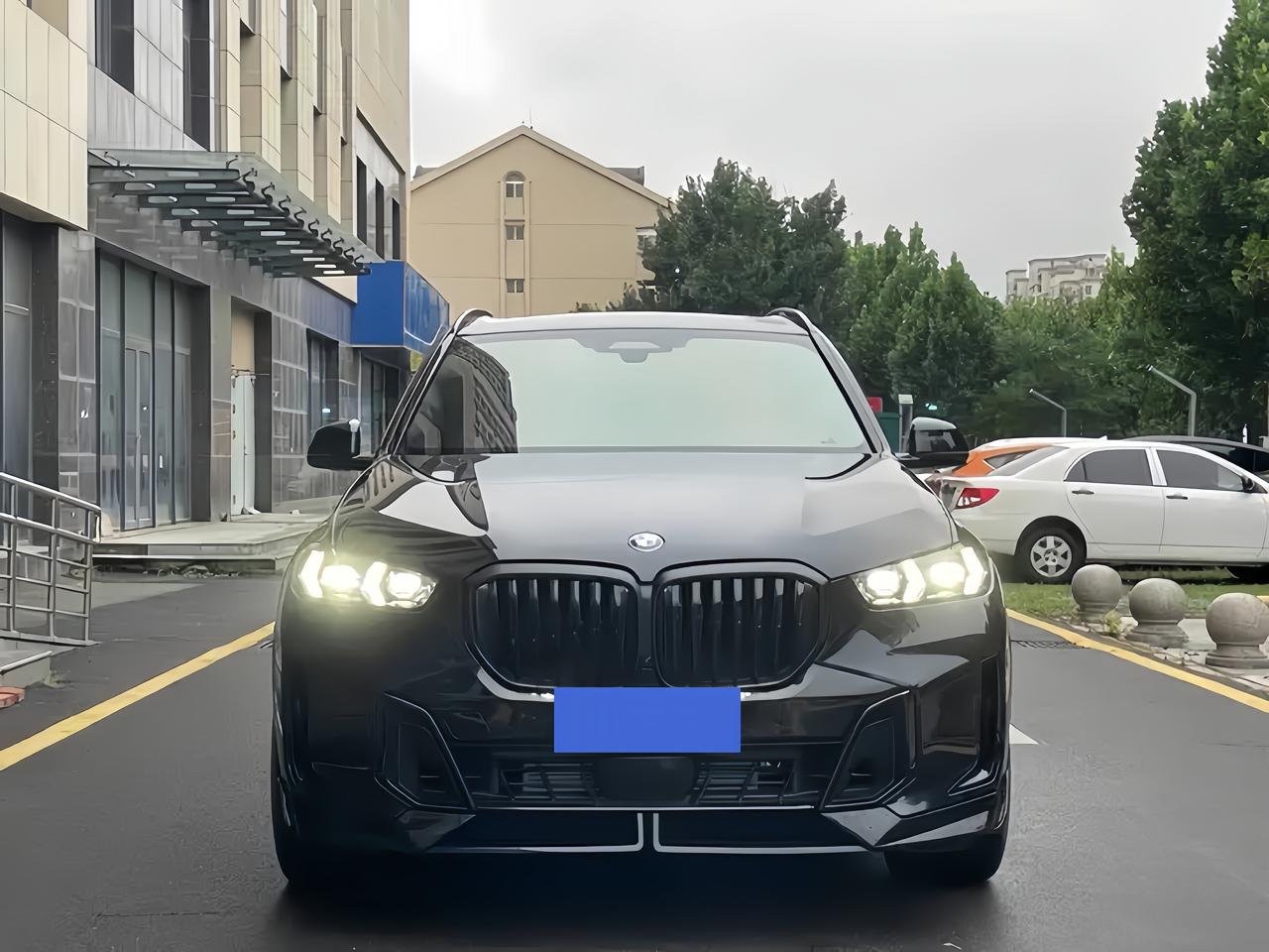 经常周末露营，50万预算看二手宝马X5，我会先把折叠桌、收纳箱和推车装一次。很多