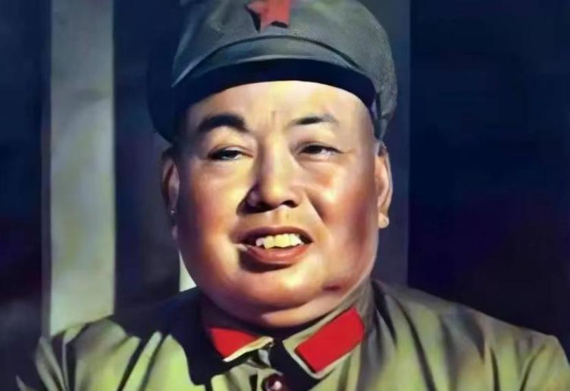 1952年，许世友回乡探亲，哪料，他看见叔叔许存礼，掏出枪就要动手。

这时母亲