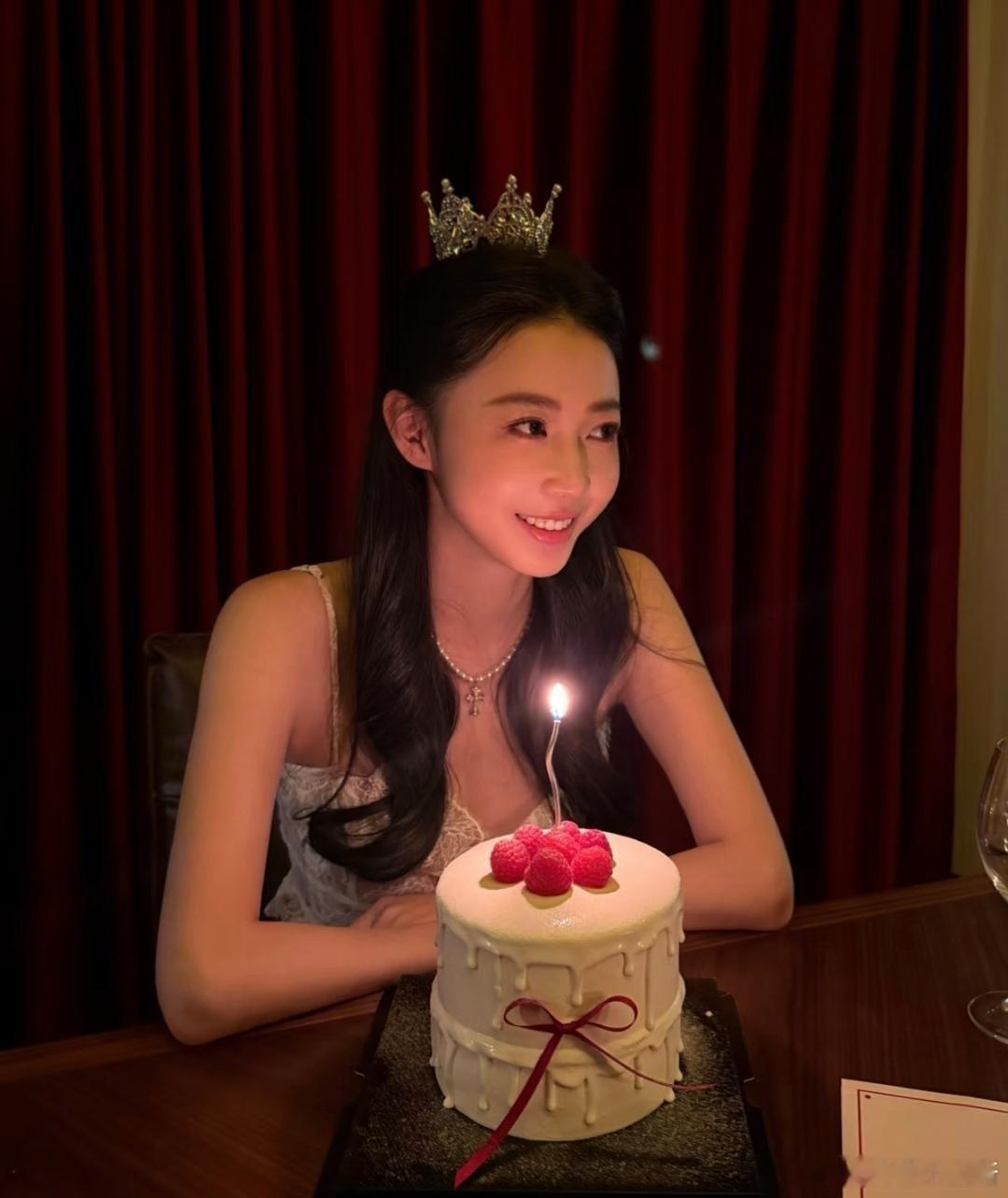 潘玮柏老婆宣云在上海高级餐厅庆祝生日，点了一大桌海鲜，看起来好奢侈。她穿着一条白