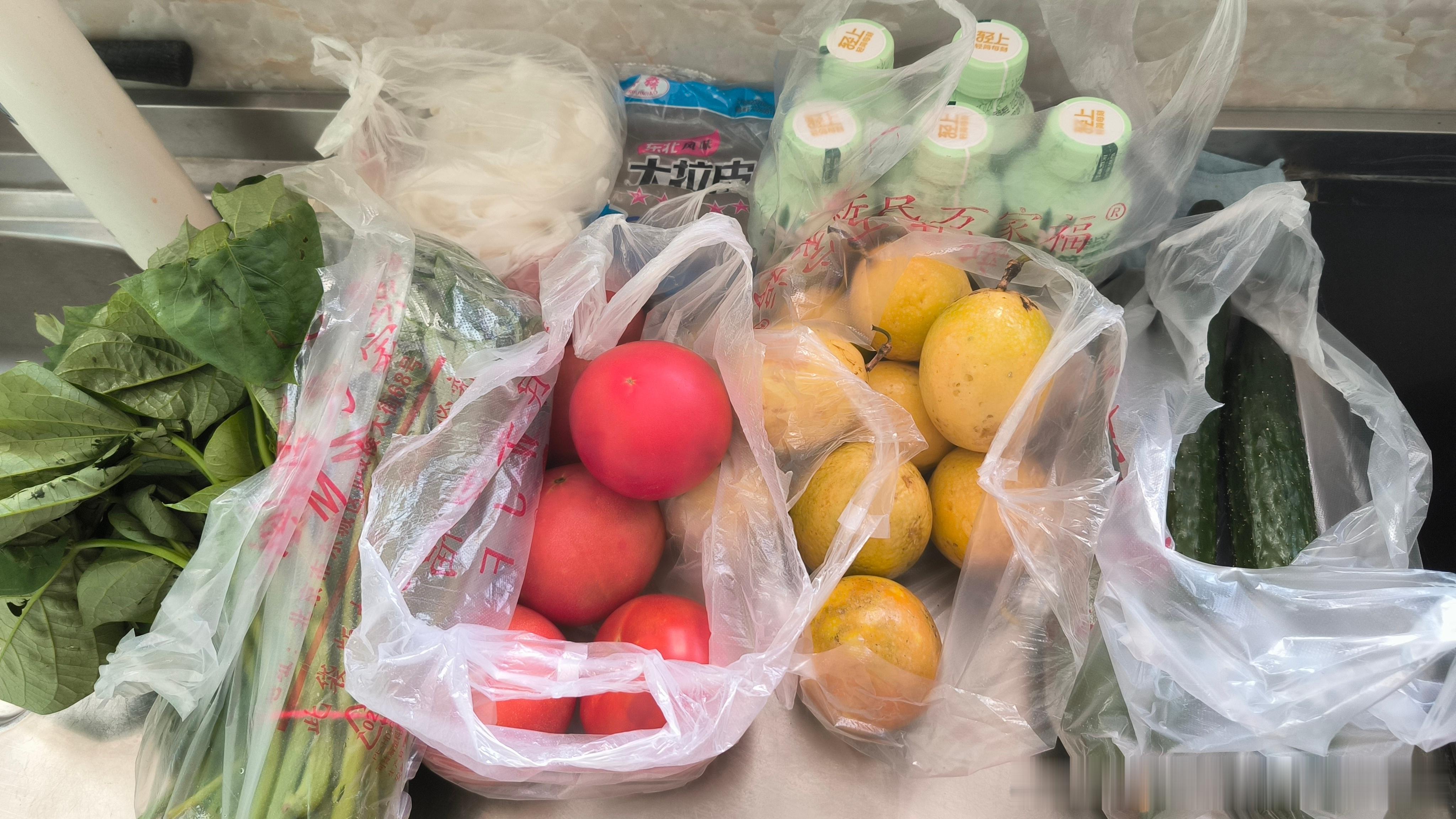 去菜市场买菜回来了。买了红薯叶，西红柿，黄瓜，河粉，大拉皮，奶茶，白香果。出汗，