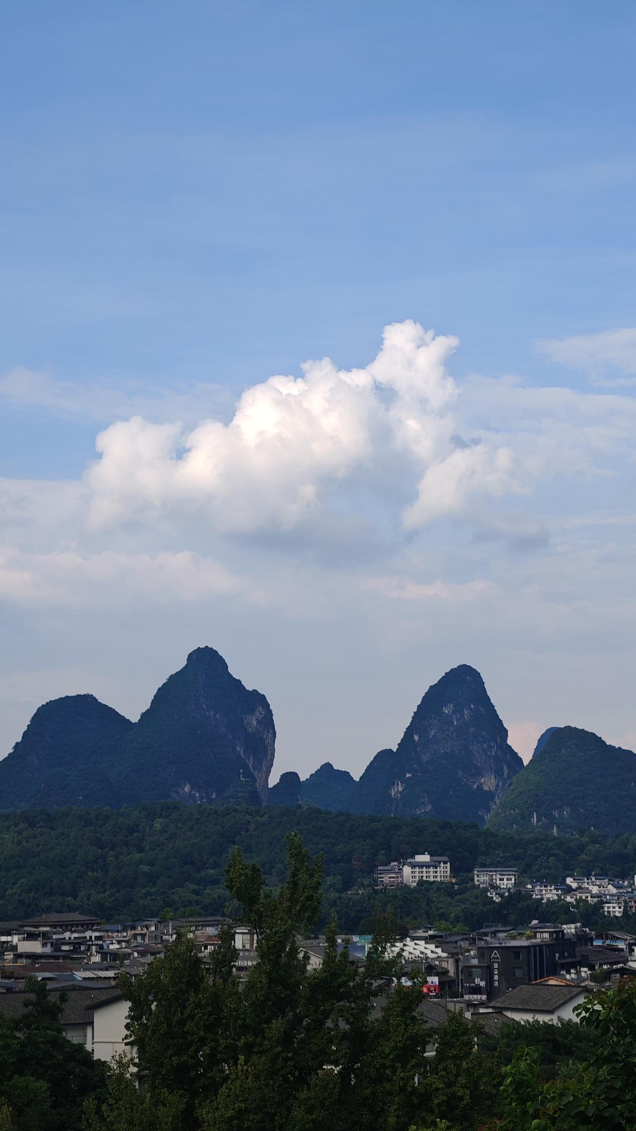 晒图笔记大赛 青山绿水间，云朵飘悠悠。
