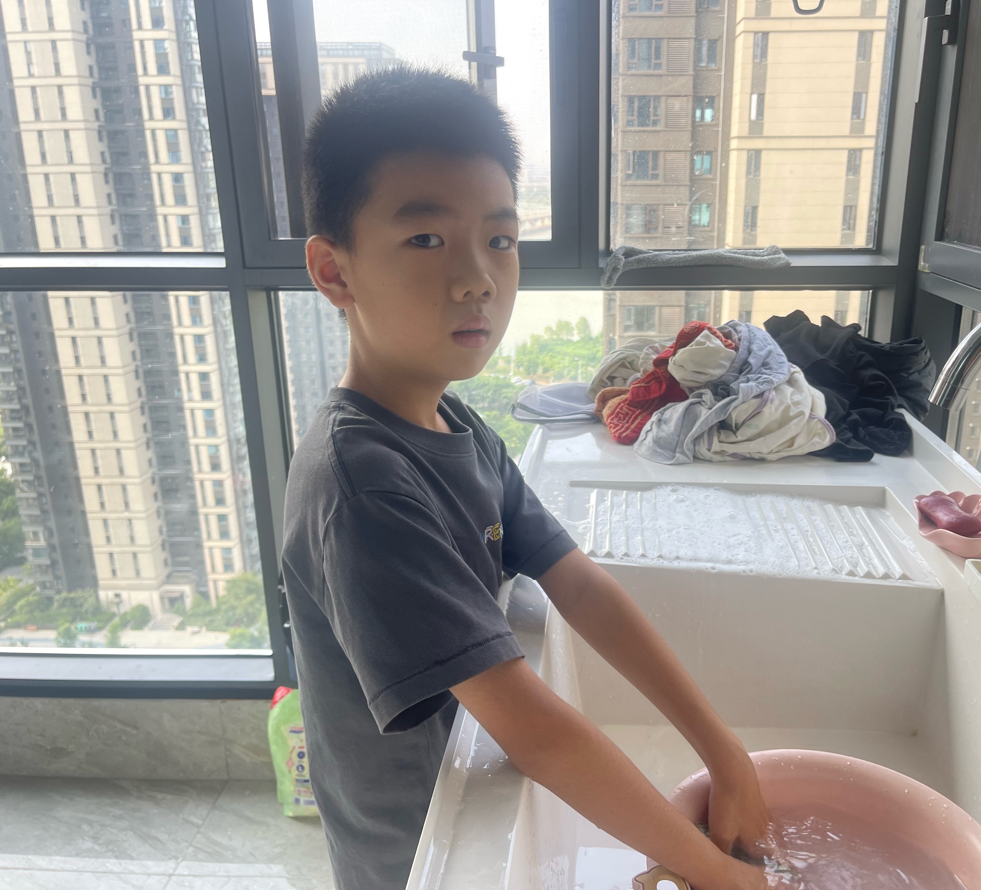 小胡同学开始动手洗自己的内裤了，自己的事儿自个儿干。 武汉