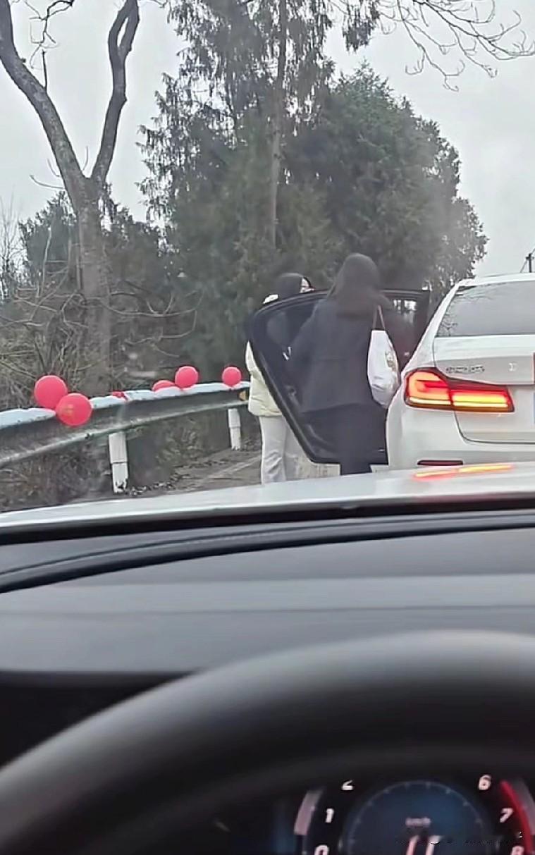 特别逗，想起了我们村一个妞妞结婚的时候，我跟我妹妹两个人带个我家娃，我们两个坐了