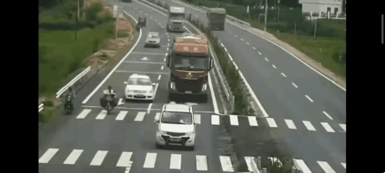实线变道，喜提全责，可以换新车了