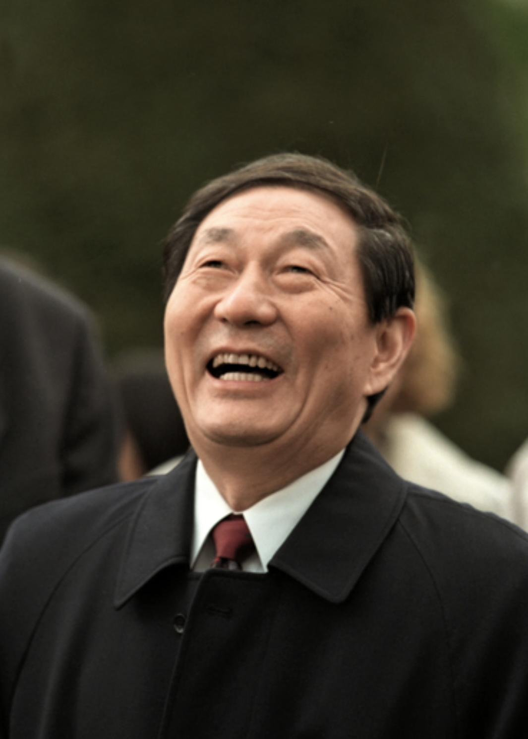 追忆朱镕基总理：那个为我们扛住时代的硬汉
昨天，听到朱镕基总理离世的消息，心里猛