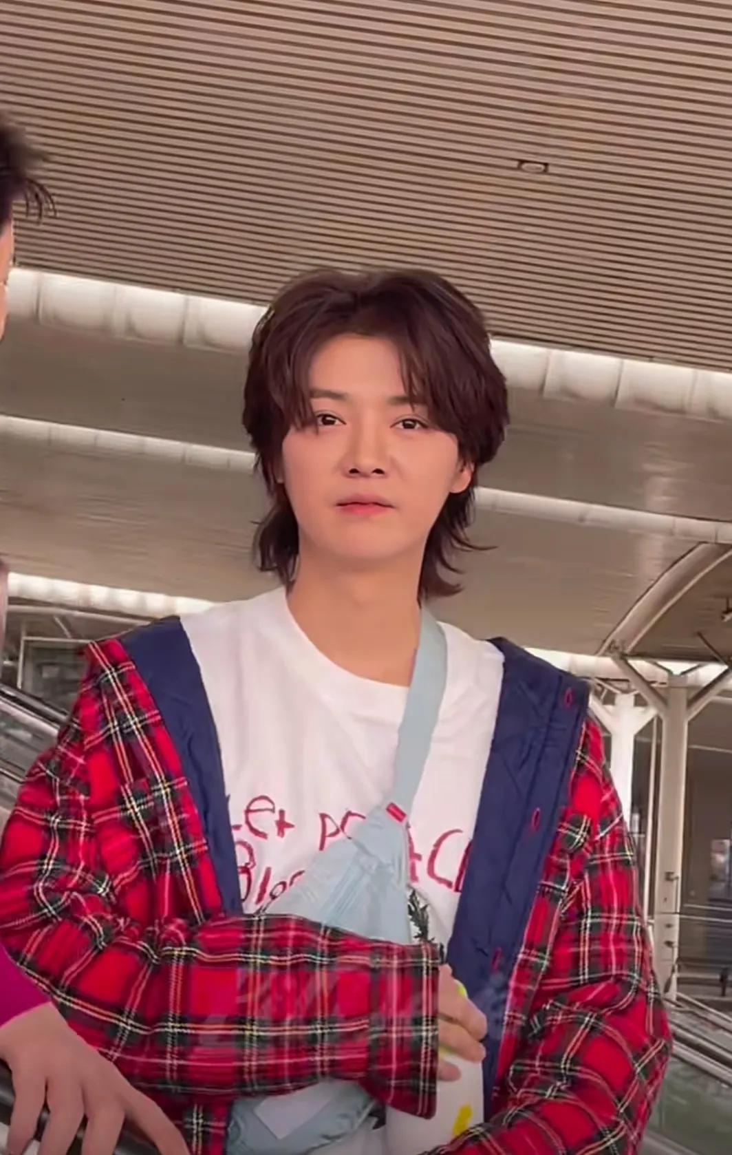 济南偶遇鹿晗，怎么感觉鹿晗长变了，怎么皮肤不太紧致了，看起来没有精气神，本来就有