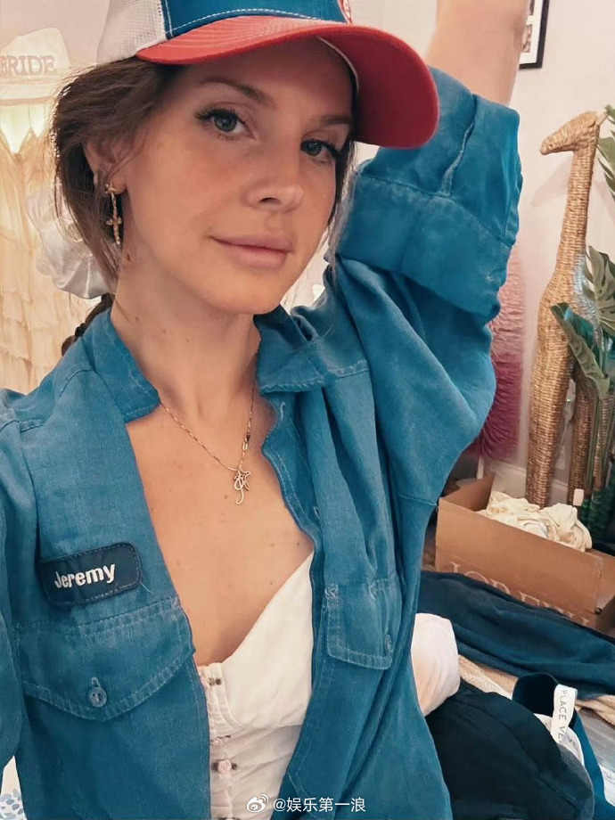 打雷姐衣服上有老公名字 打雷姐Lana Del Rey晒自拍，衣服上也有鳄鱼老公
