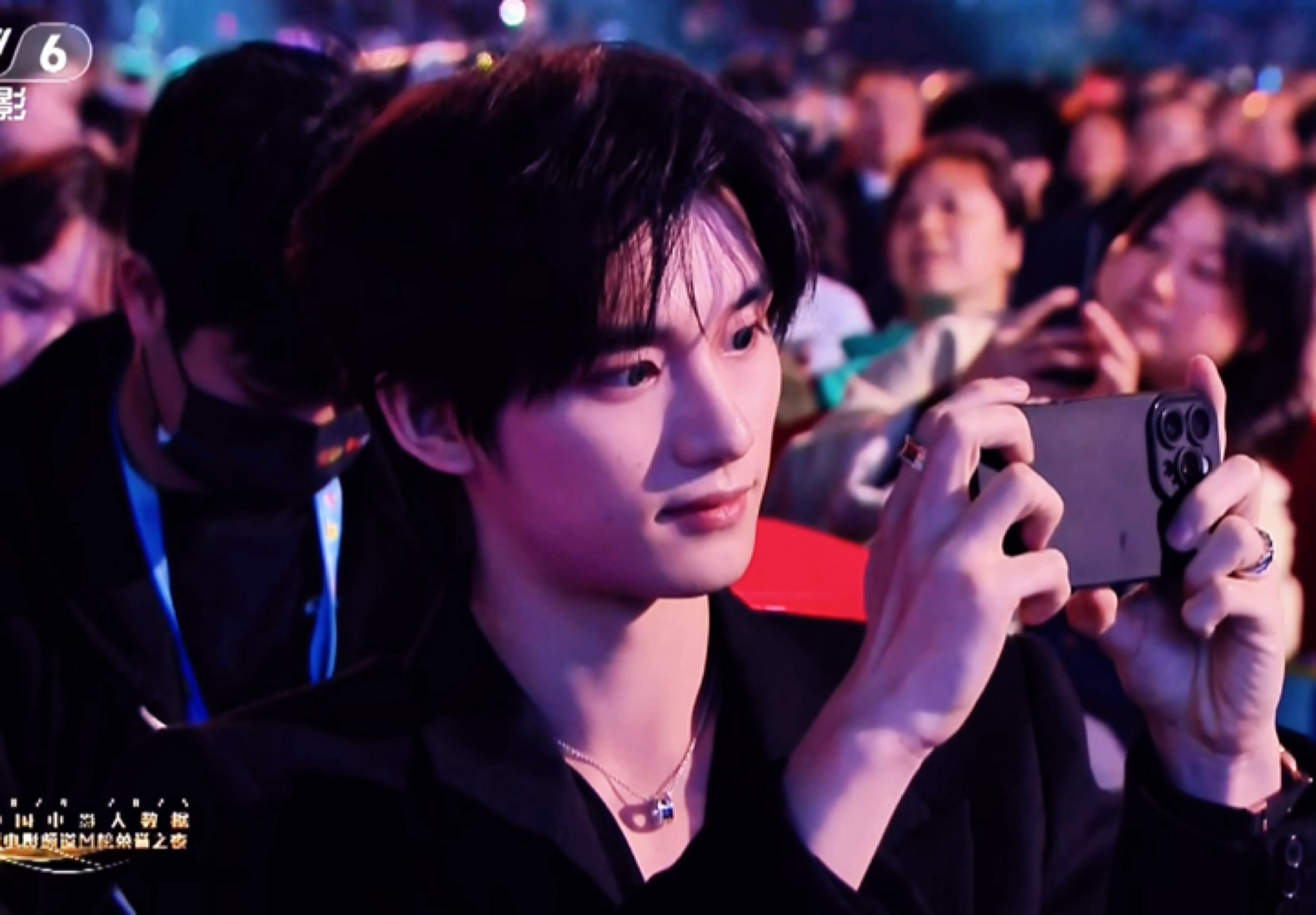 天呢 丁程鑫能不能是我哥哥啊。。。🥺圣迪妹妹在台上发言 丁程鑫就在台下拍🥺?