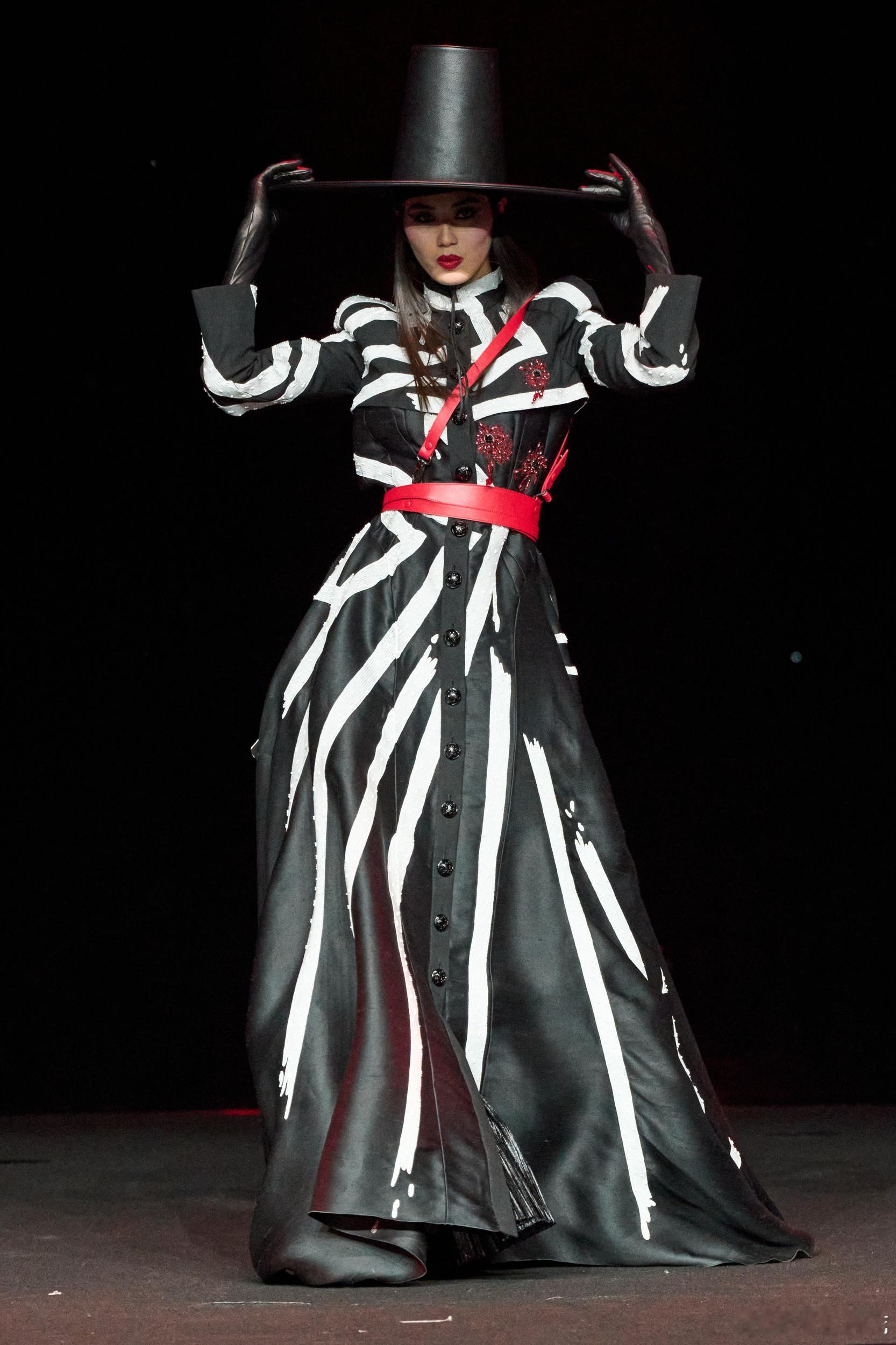 刘宇｜时尚32周年时尚之夜新年首套高定揭晓 ，刘宇身穿 Julien Fourn