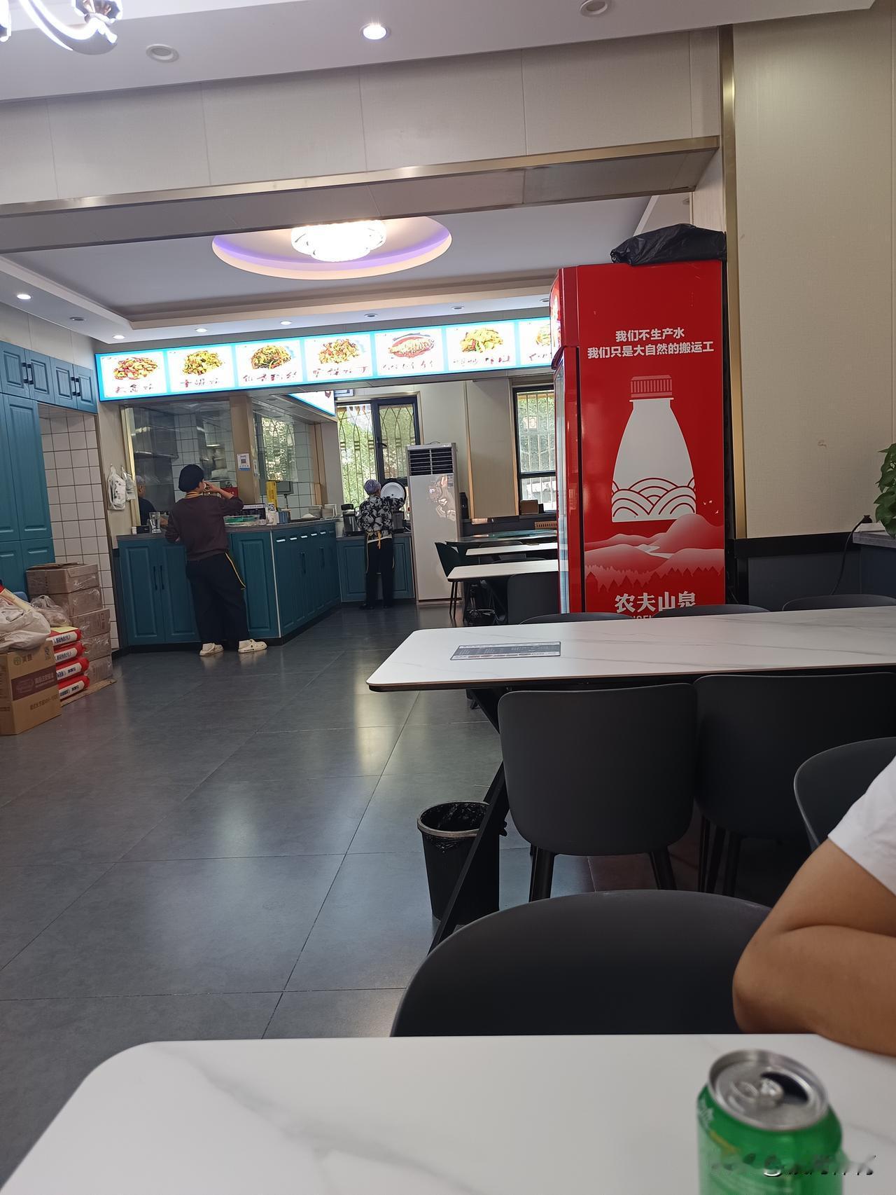 今天偶尔吃到一个宝藏小店忍不住想给大家推荐一下，这家店主要经营炒菜，具体位置因为