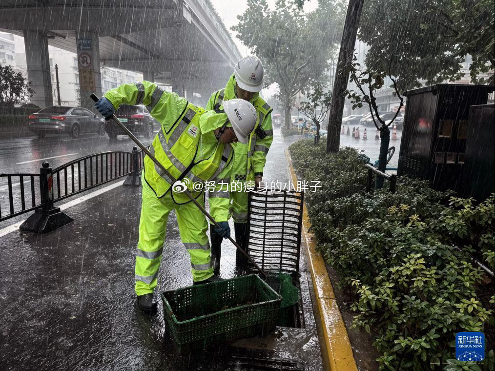 13年来上海再发暴雨红警时隔整整13年，上海再度拉响暴雨最高等级红色预警，上一次
