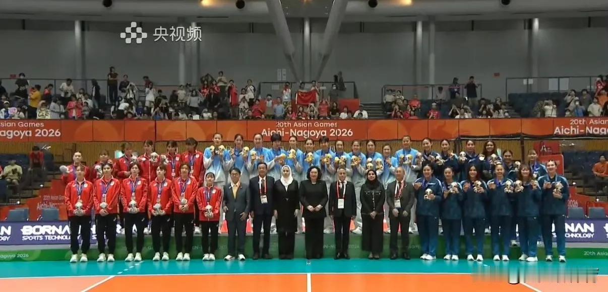 看哭了，哭的稀里哗啦的，名古屋亚运会中国女排3一0击败东道主日本获得冠军，赛后队
