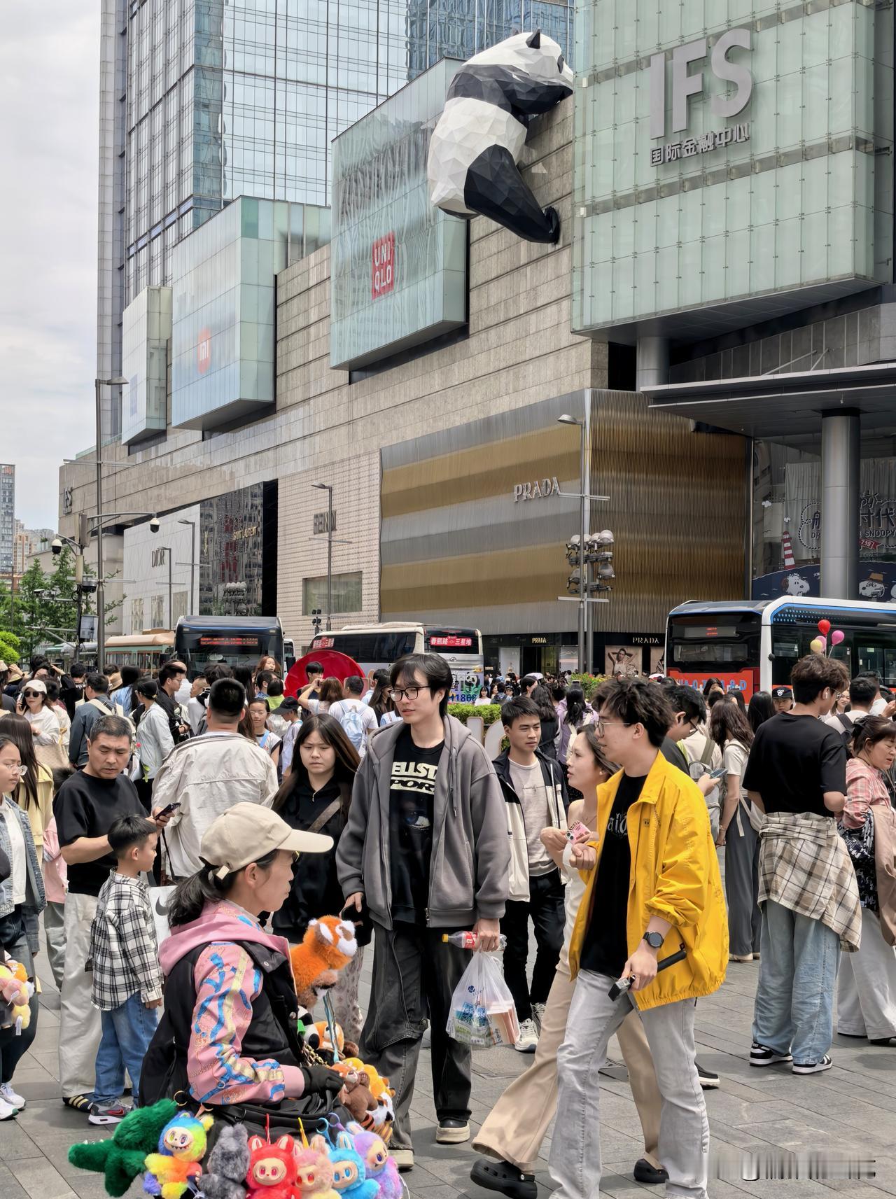 五一节小长假，春熙路依旧人潮涌动。人群中，绝大多数是青年情侣，他们笑意盈盈，浓情