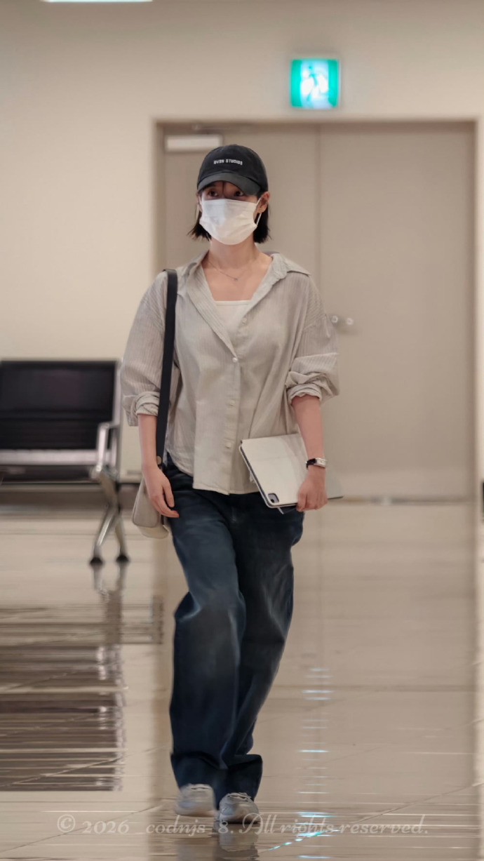 IU素颜机场女大IU短发棒球帽梦回刚出道谁家的女大学生跑机场了，IU棒球帽配短发