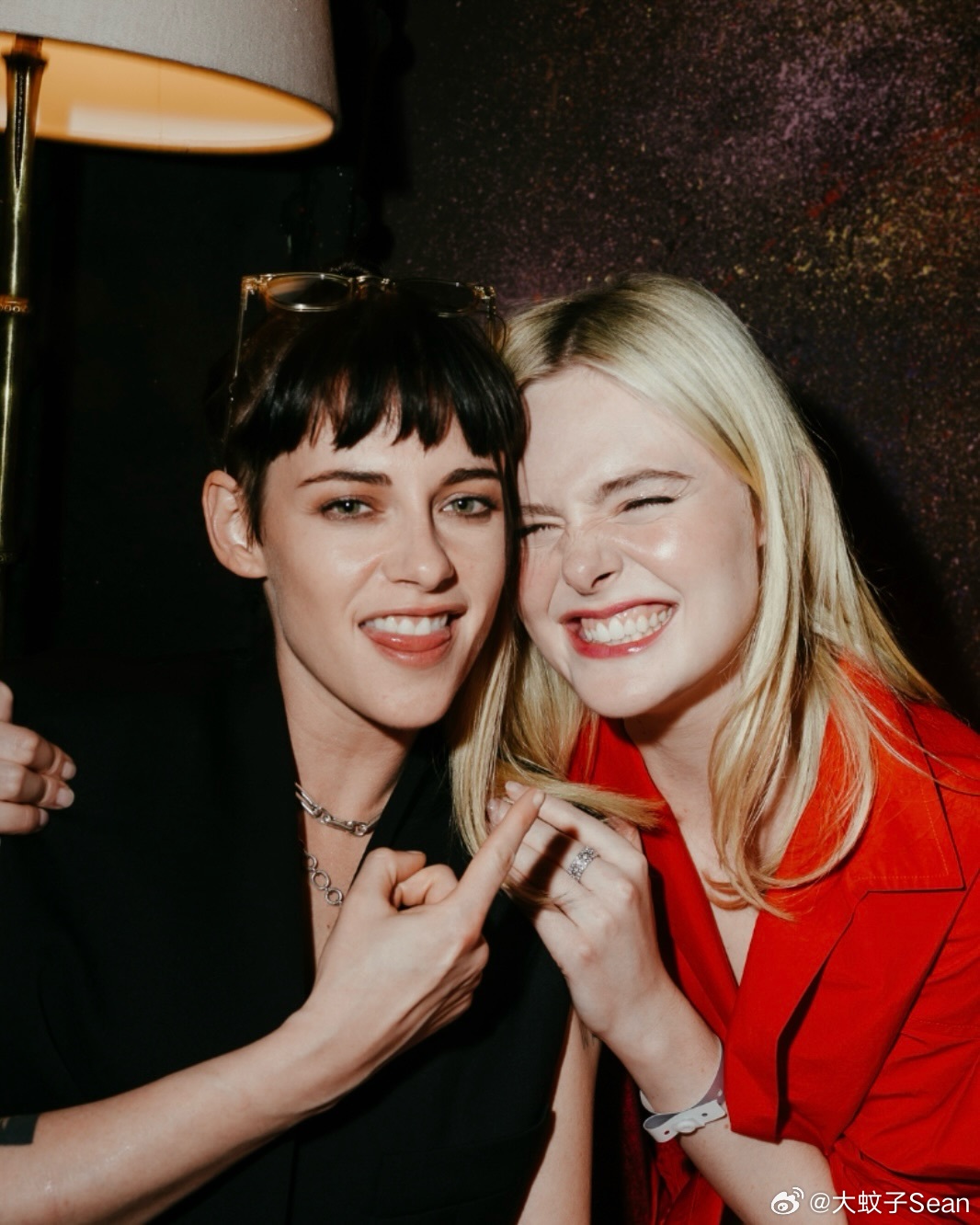 Kristen Stewart克里斯汀斯图尔特在之前Neon举办的节日派对上和E