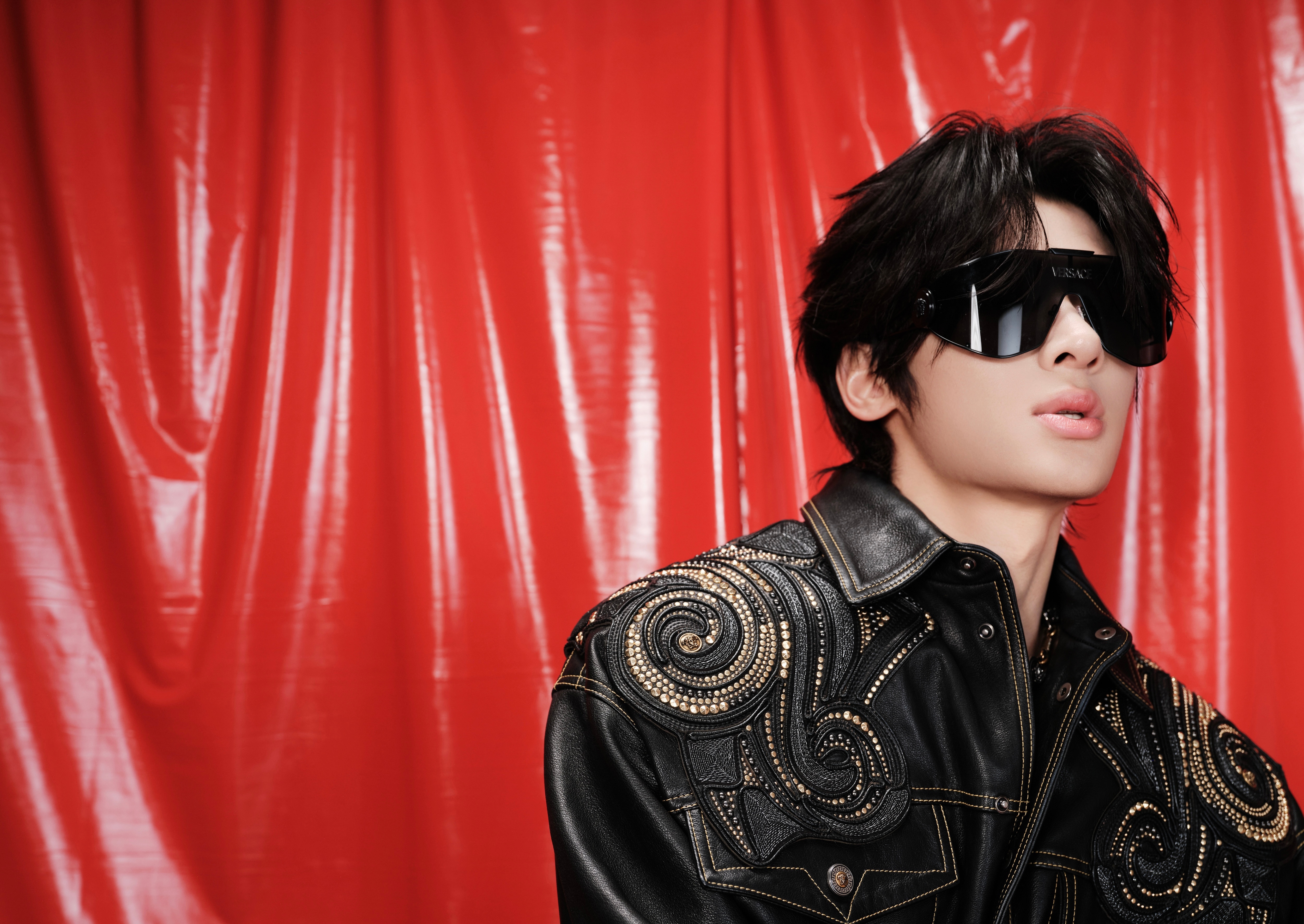 张峻豪 in 第七届腾讯音乐娱乐盛典红毯Look，身着Versace 2026秋