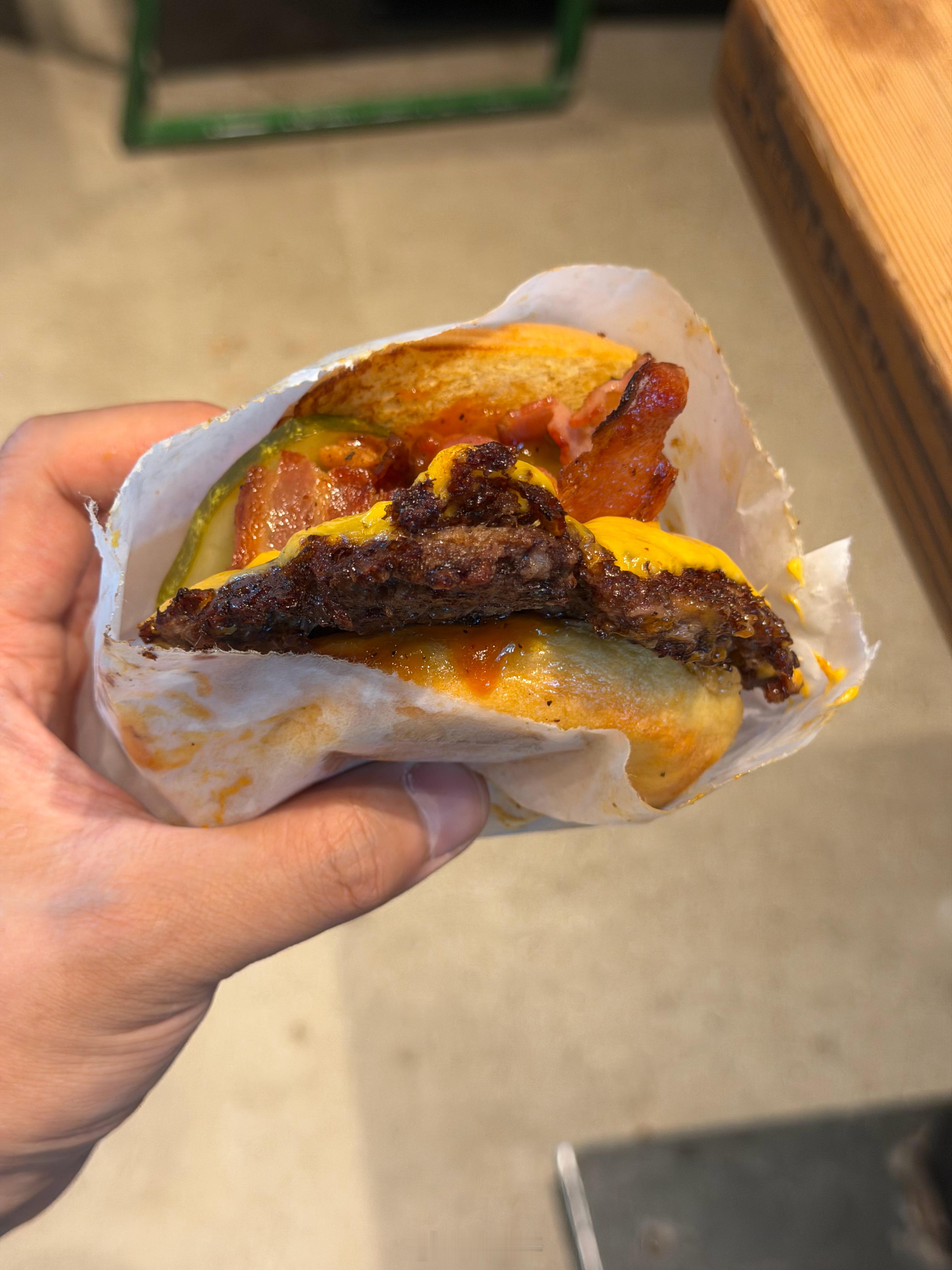 SHAKE SHACK这个得州限定版BBQ汉堡虽然卖相一般，但真好吃呀，想吃2个