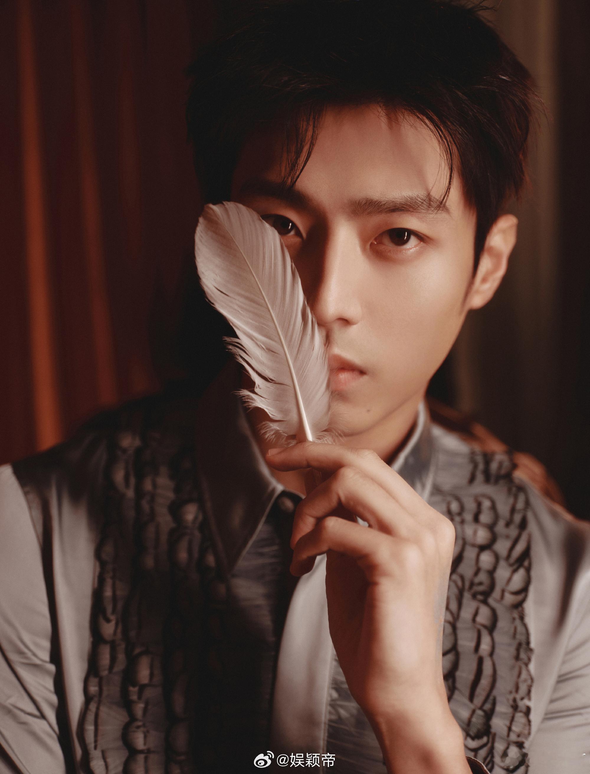 陈靖可不语一味地撒羽毛 陈靖可这哪是发出发图，分明是在举办个人首次“羽学艺术展”