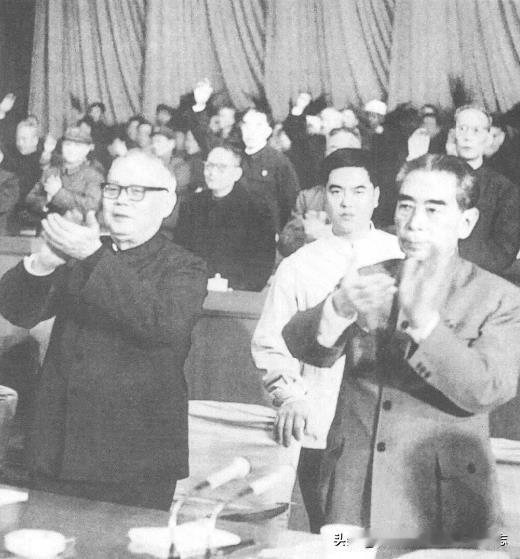 周恩来，叶剑英等在大会上