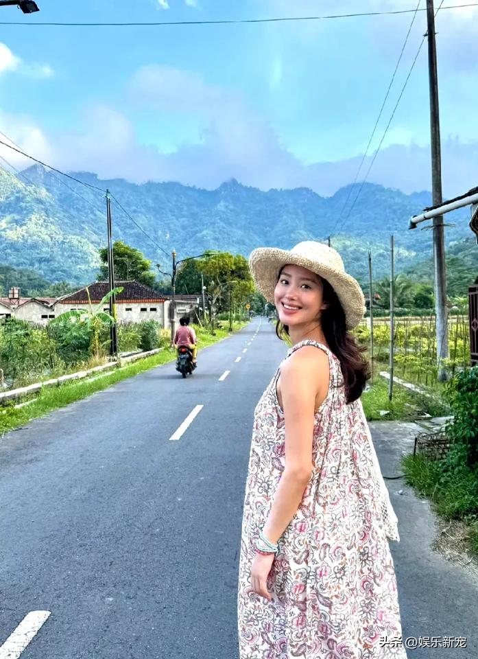 杨采钰好会拍照，每张都巧妙遮住了孕肚，论一个女演员的自我修养，孕期状态都那么自律