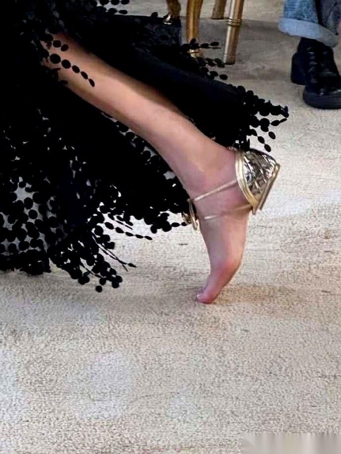 花大几万块钱买双香奈儿，结果走一圈下来，脚底板黢黑。
你敢信？
这居然是今天好莱