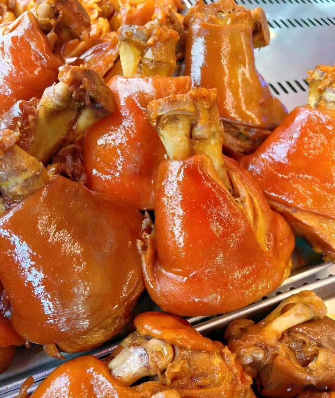 过了腊八就是年，正月里社火穿城而过，锣鼓声伴着黄河浪涛，一碗热搅团，一串爆竹声，