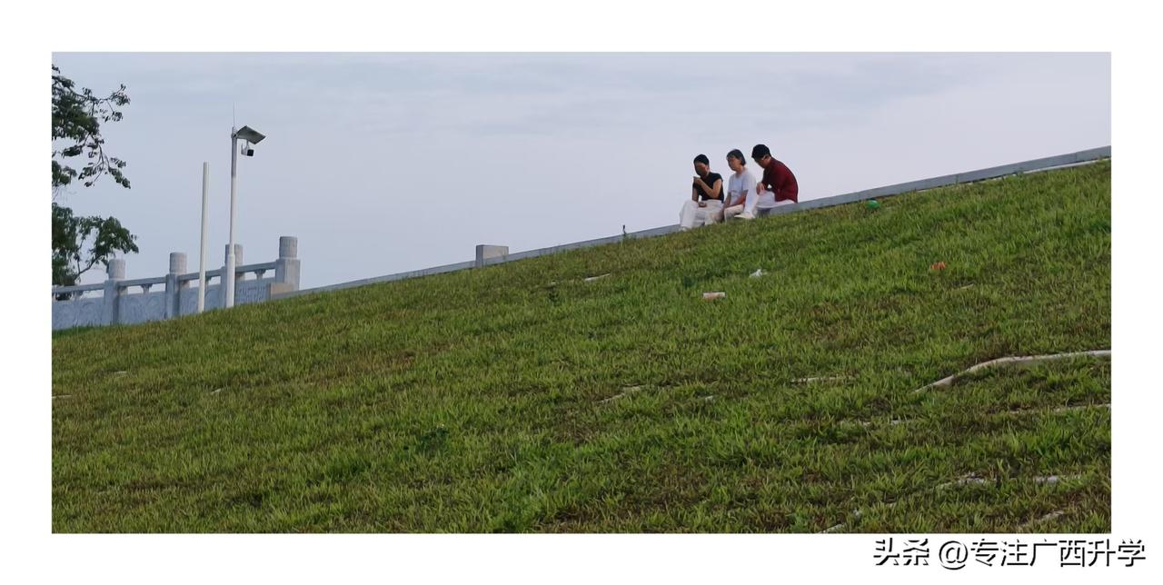 坐在青春之巅，欣赏着美丽的江景。