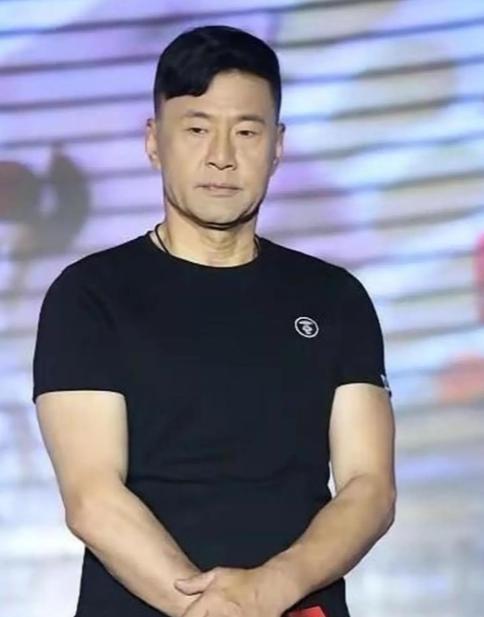 于荣光的故事说起来挺让人唏嘘，结婚三十五年，钱他挣，饭他做，外面几乎没有绯闻，对