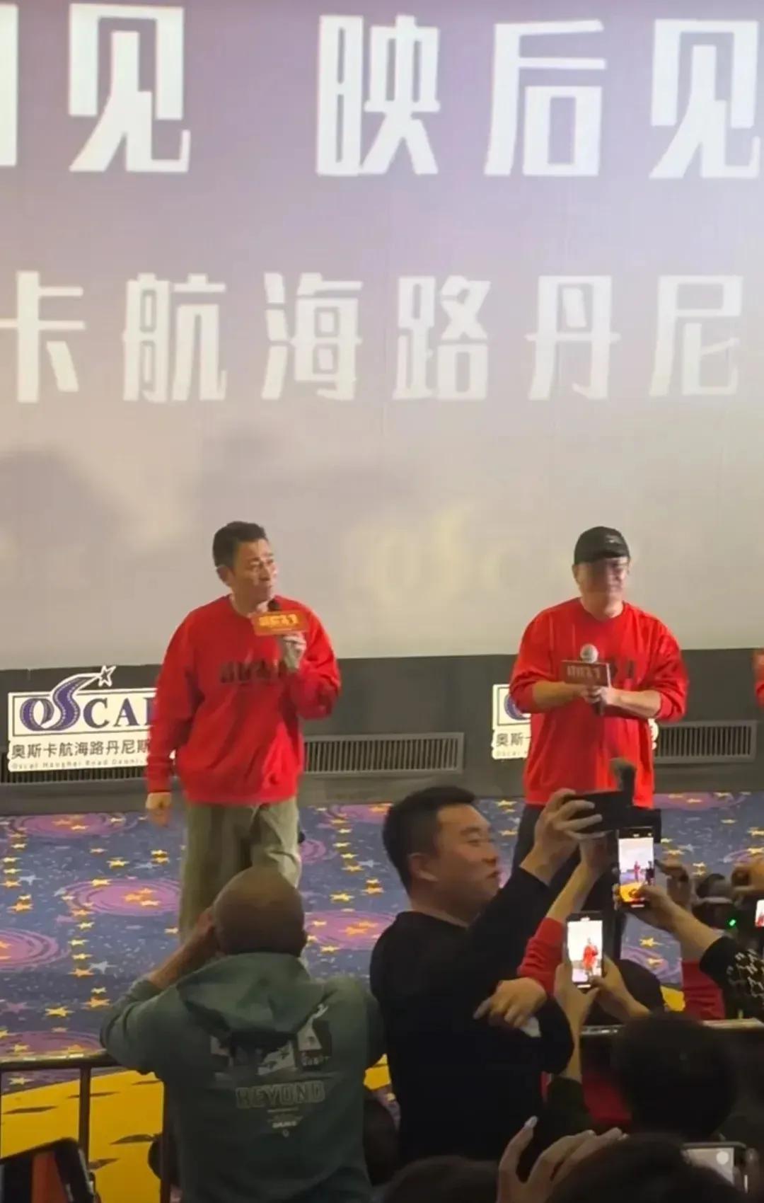 刘德华郑州路演，为宣传电影《红毯先生》登上热搜，现场人山人海，堪比演唱会！
照片