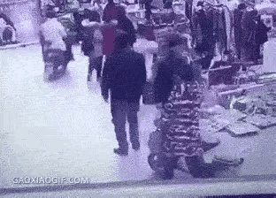 新诈骗套路冒头，专盯骑车买菜的阿姨们，确实太缺德，怎么总有人盯着咱们长辈下手哦，