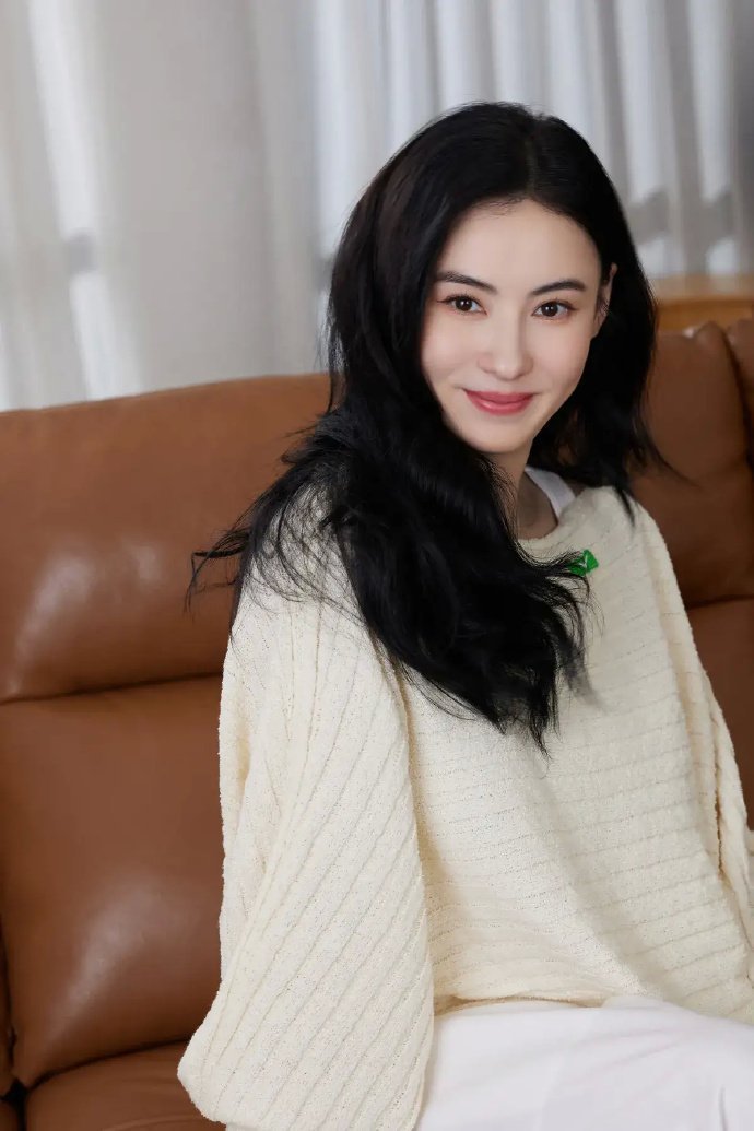 之前一直不理解张柏芝父母的颜值是怎么生出张柏芝这种神颜美女的 直到我看到了张柏芝