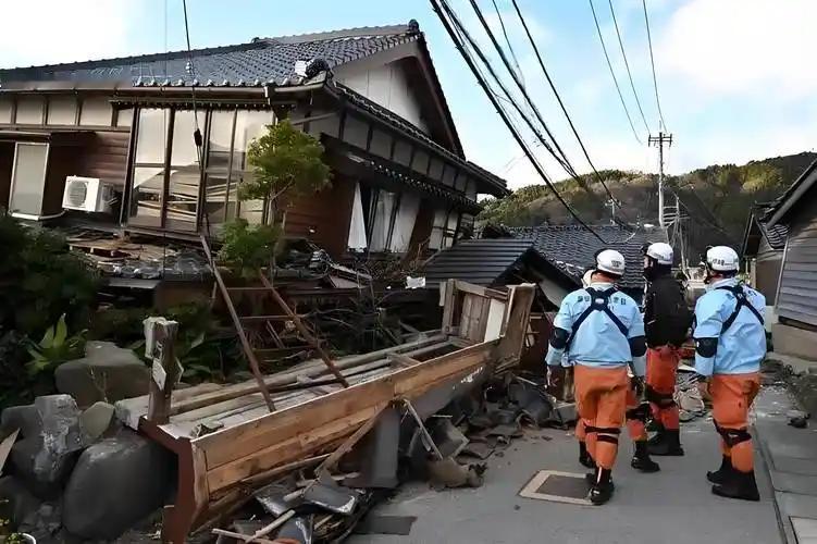 [月亮]日本熊本 7.1 级强震来袭，九州多地灾情严峻，高速新干线停运，商场坍塌