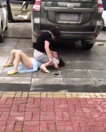 这个解气，原配骑身上暴揍“小三”，现场观众纷纷拍手叫好[捂脸]

话说国企胡总的
