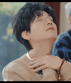 陈楚生， 闭眼冥想摸脖子，太犯规了！
这一段的哥年轻又貌美，
芒果是要倒闭吗1小