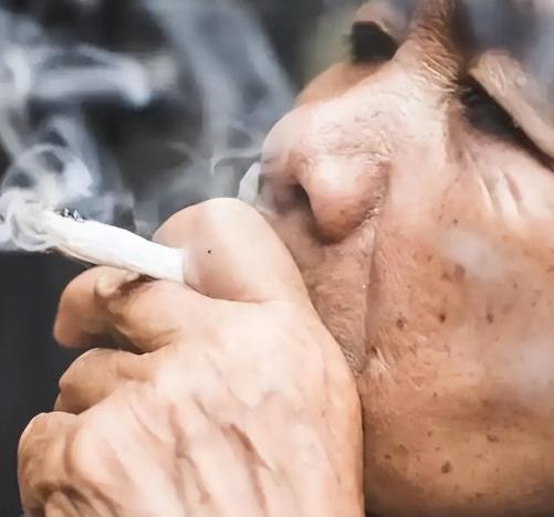 香烟再次被讨论！专家发现：肺癌病人抽香烟，不用多久或有3变化

不少人都知道抽烟