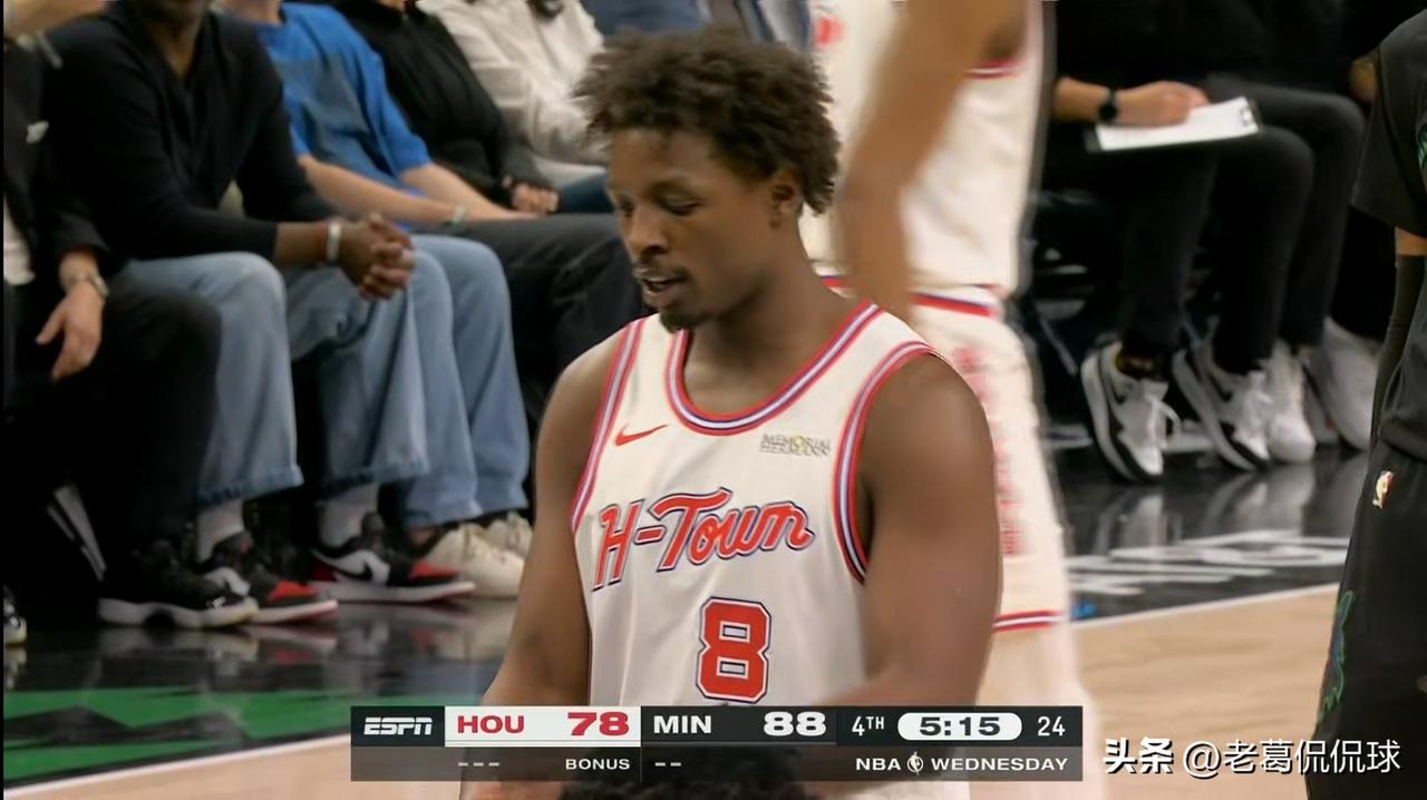 我强烈建议乌度卡教练将芬尼-史密斯的上场时间留给泰特！虽然今天火箭在客场以108