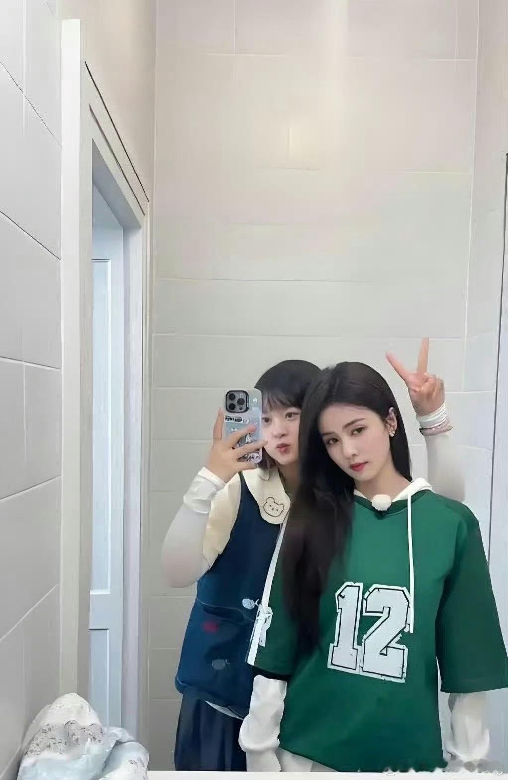 白鹿的同款闺蜜代古拉k也有一个 代古拉K与闺蜜同疯同笑超贴日常，互撑搞事业超神仙