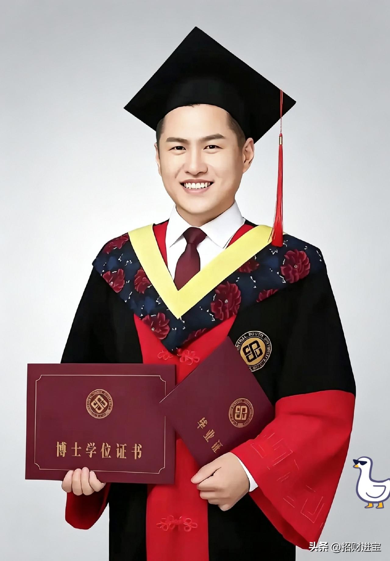 这是浙江金华刚曝出的真实事，想想就堵得慌。单亲妈妈熬了半辈子把儿子供成博士后，3
