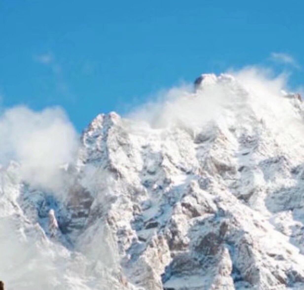 喀喇昆仑，雪山飞云

这是我们矿区南侧的雪山，如果能翻过这座雪山，就到了巴基斯坦