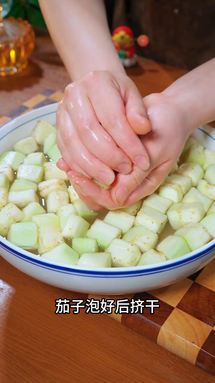 茄子新吃法。
我做梦都没想到把鸡蛋液倒进茄子里出锅想不到这么好吃，不炒也不凉拌，
